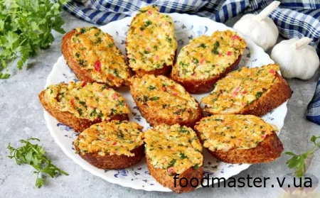 Вкусные горячие бутерброды с крабовыми палочками, яйцом и сыром
